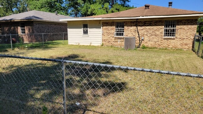 Building Photo - 3136 Seminole Dr