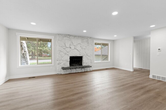 Building Photo - Gorgeous South Hill Home W/ $1000 Move in ...