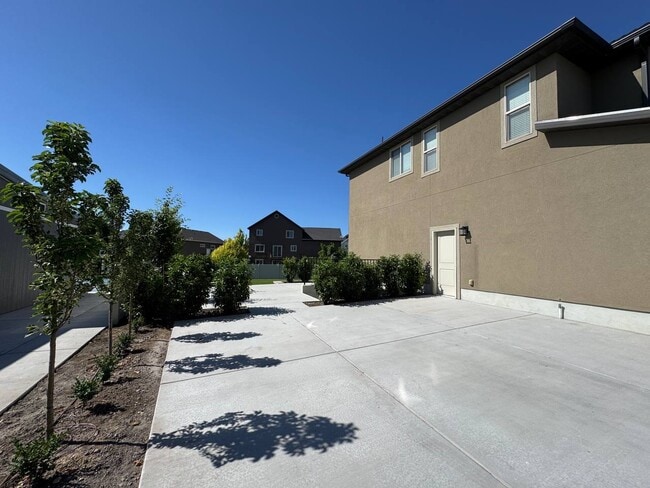 Parking - 698 S Lake View Dr