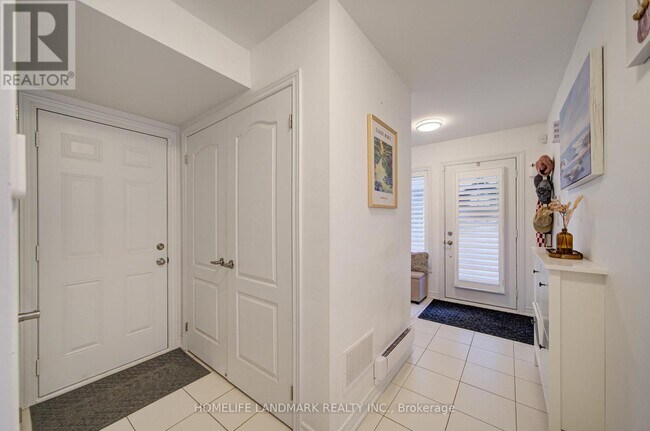 Building Photo - 2435 Greenwich Dr