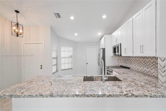 Foto del edificio - 8354 Waterford Ave