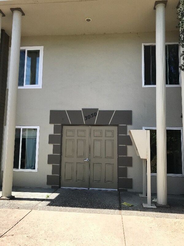 Building Photo - 3050 Los Prados St