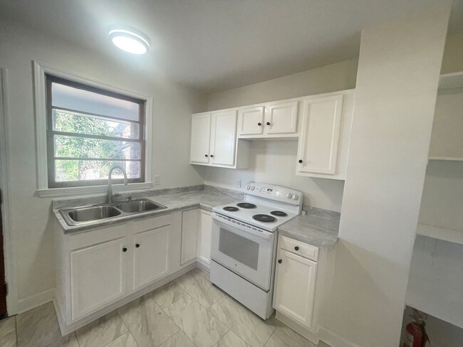 Building Photo - Duplex on Saluda Ave. - Near 5 Points