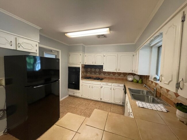 Building Photo - Large 4 Bedroom Home in Southern Hills