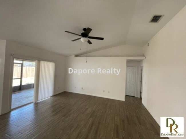Foto del edificio - Remodeled 4 Bed, 2 Bath, Lots of Extras &a...