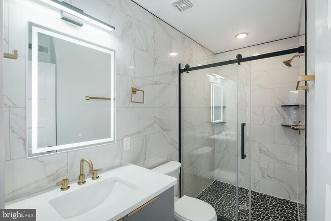 Foto del edificio - 2000 N Front St