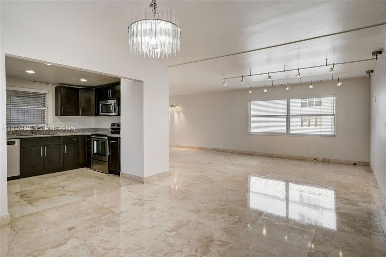 Foto principal - 121 Golden Isles Dr