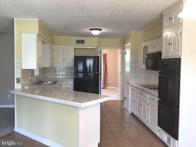 Building Photo - 220 Emerald Hill Dr