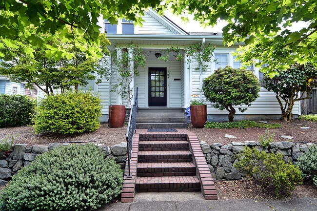 Foto del edificio - North End Craftsman With Detached Office /...