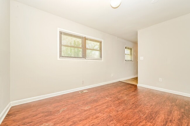 Building Photo - 263 Roxbury Dr