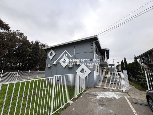 Building Photo - 42ndAve3916