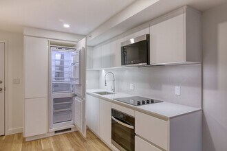 Building Photo - 3460 Rue Peel