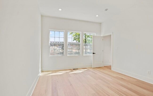 Building Photo - 104 B St