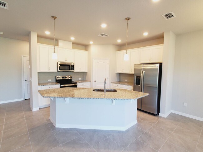 Foto del edificio - Newly Constructed 3 BR, 2.5 BA Town Home in Lake Meadow Landing!