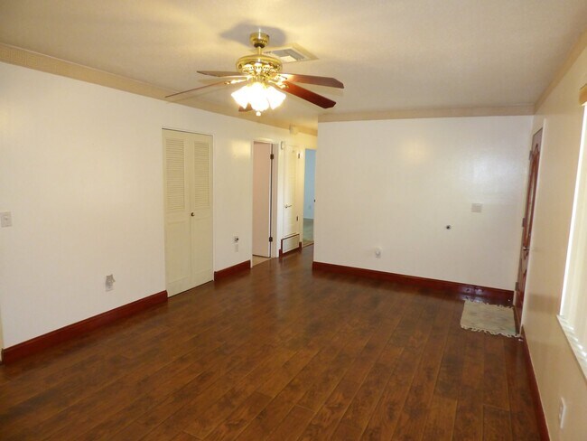 Building Photo - Port Charlotte 2-bedroom 1-bathroom home, convenient to shopping and schools
