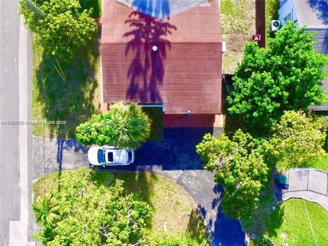 Building Photo - 720 SW 7th Ave