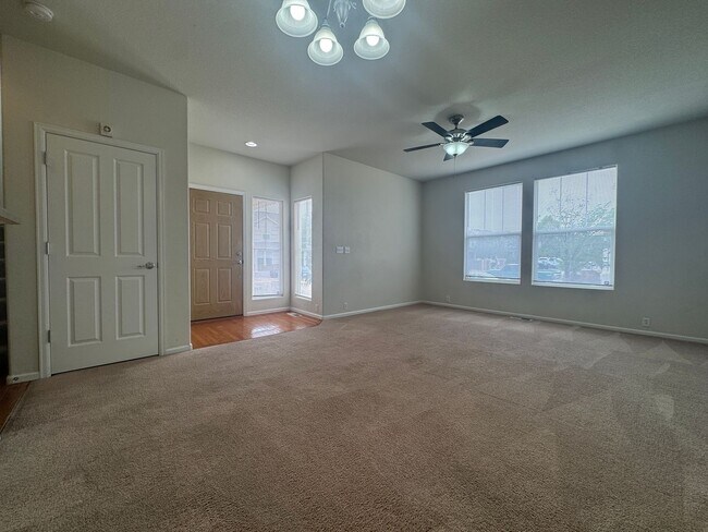 Building Photo - Spacious Two-Story Townhouse
