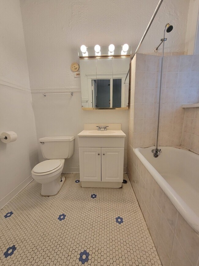 Building Photo - 6305 N Lakewood Ave