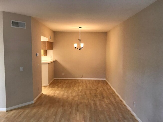 Foto del edificio - Nice Oak Park Corner Unit Townhome Which I...
