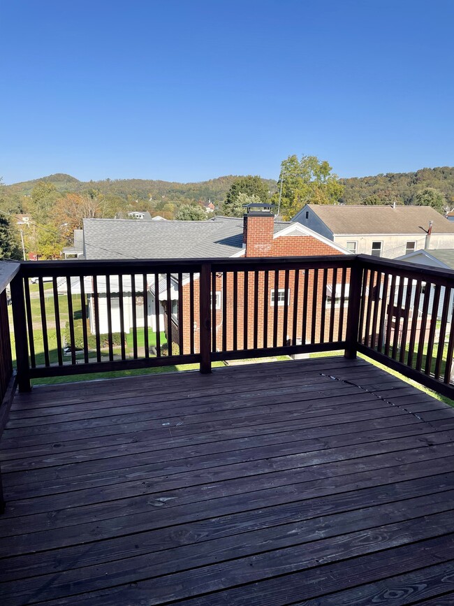 Deck with a good view - 211 Marion St