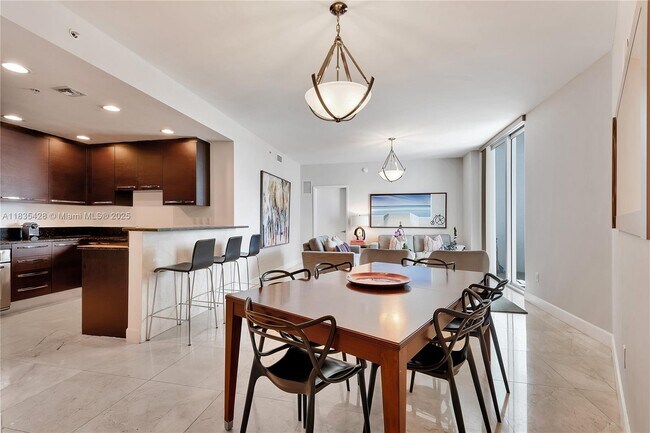 Foto del edificio - 3030 NE 188th St