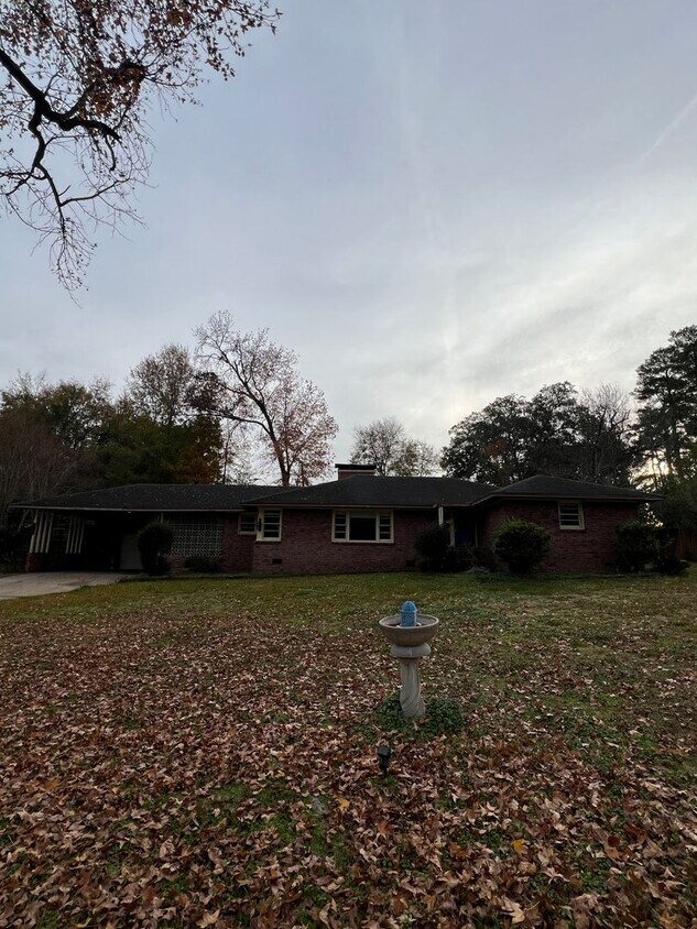 Primary Photo - Large 3/bed, 2/bath with 2 living areas!!