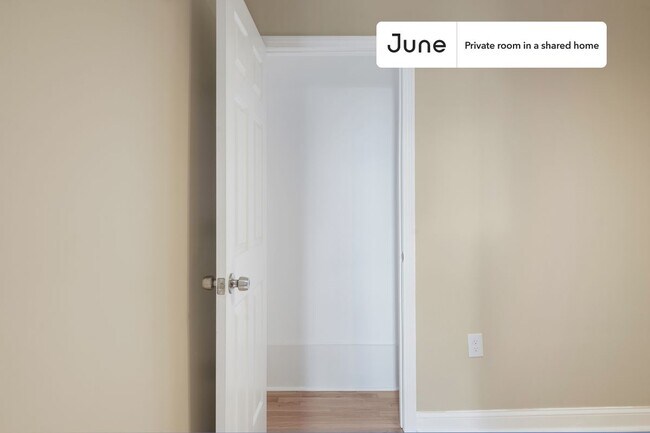 Foto del edificio - Room in Shared 4 bed/1 bath home