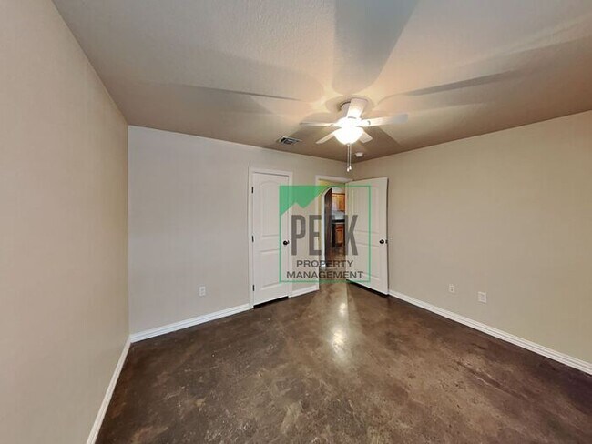 Building Photo - Beautiful Home + Stress Free Utility Set Up!