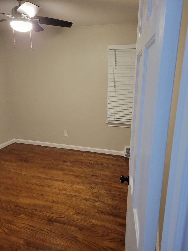 Foto del edificio - Renovated 3-Bedroom Home – We Welcome Sect...