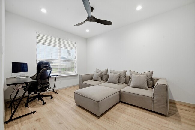 Building Photo - 29250 Pikes Peak Dr
