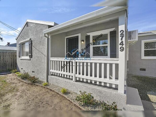 Building Photo - Cozy 2 beds 1 bath home! - Half off one mo...