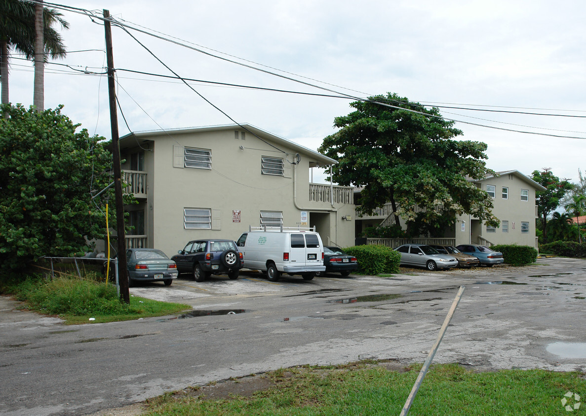 Foto principal - Miami Court Apartments