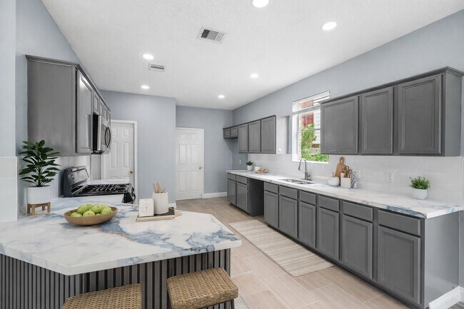 Foto del edificio - 2623 Pine Shadows Dr