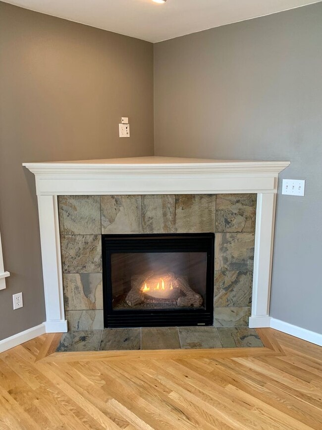 Building Photo - Queen Anne Townhouse