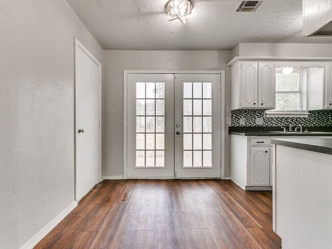 Foto del edificio - 4BD/1BTH home in MWC Easy Access to Tinker...