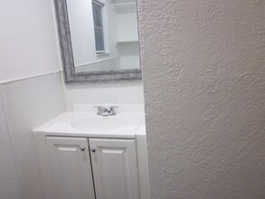 Building Photo - 1210 N Oak St