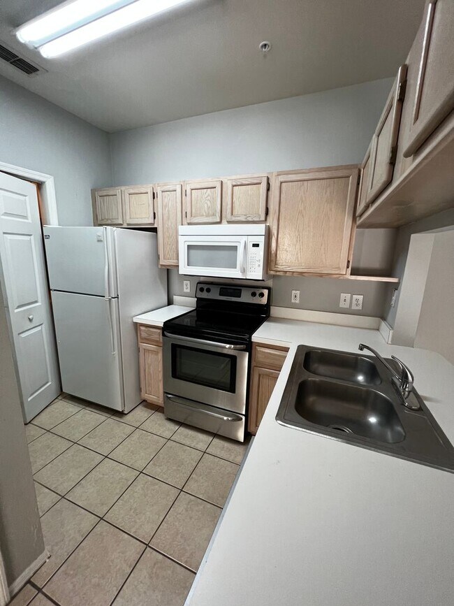 Foto del edificio - 2 Bed, 2 bath condo located  in a gated co...