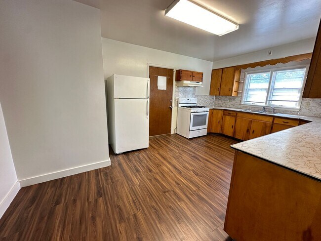Building Photo - 529 Steward Ave