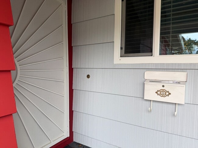 Building Photo - Adorable 3 bedroom 1.5 bath home garden setting