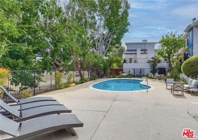 Foto del edificio - 5252 Coldwater Canyon Ave