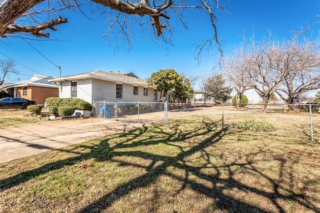 Building Photo - 2719 W Colorado Blvd