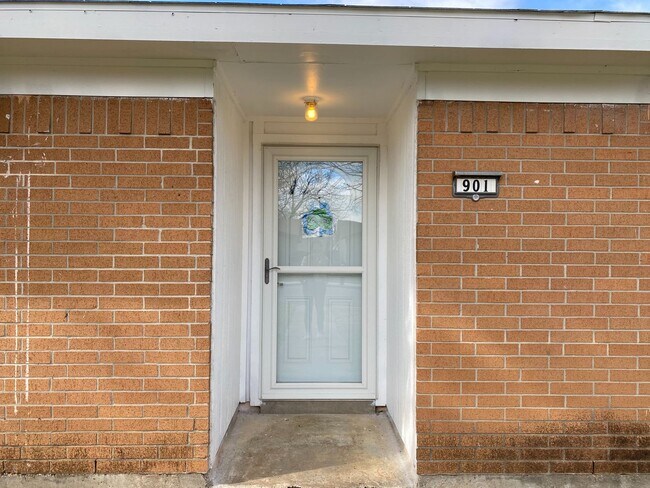 Foto del edificio - Great location!! Dont miss this 3 Bed house with a good rent