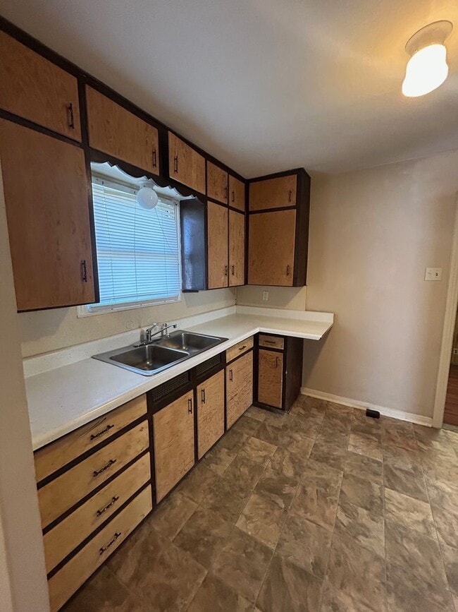 Building Photo - Perfect Size South Waco Home