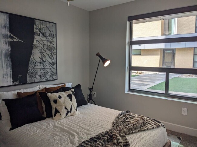 Foto del edificio - 1300 E Riverside Dr