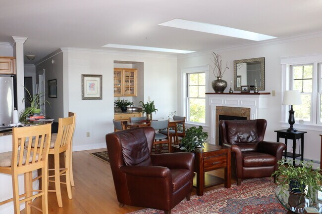 Living/dining area - 16 Guilford Ct