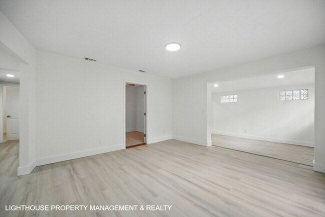 Foto del edificio - Renovated 3 Bed/2 Bath Home with Den & Off...