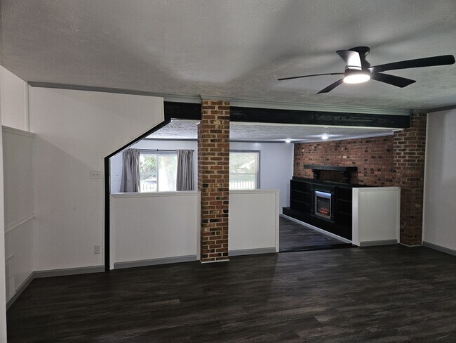 Building Photo - 415 College Dr