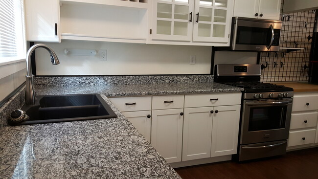 Granite counters, newer appliances - 407 S 19th St