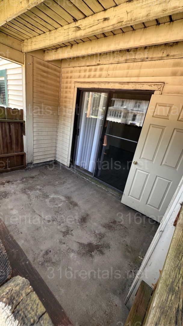Building Photo - $895- 2 bedroom 1 bath - Apartment located...