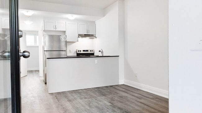 Photo du bâtiment - Lower-Level Townhouse Unit For Rent, One Month Free